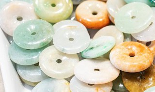 翡翠春带彩价格 翡翠春带彩价格贵吗