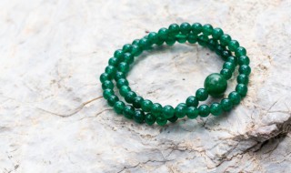 油青翡翠戴久了的变化（油青翡翠变黄）