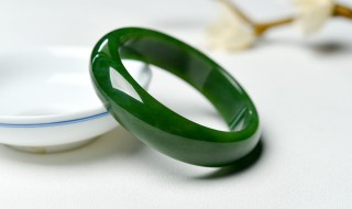 普通的翡翠镯子多少钱 最普通的翡翠手镯多少钱