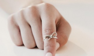 晒钻戒的搞笑说说（晒钻戒的幽默说说）