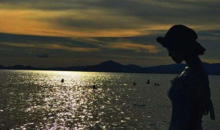 一个人在海边的心情说说（一个人在海边的说说心情短语）