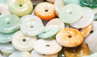 春带彩翡翠手镯价值（翡翠手镯什么叫春带彩）