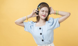 别噎着眼泪偷偷想一个人是什么歌 一个人的时候偷偷想你到泪流是什么歌