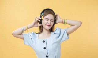 一半我很灿烂一半又很孤单是什么歌（一半我很灿烂一半我很孤单）