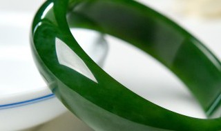 多少钱的翡翠保值 翡翠手镯要买多少钱以上的才保值