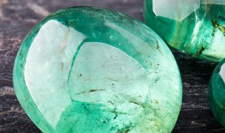 新翡翠怎么养（新买的翡翠怎么保养）