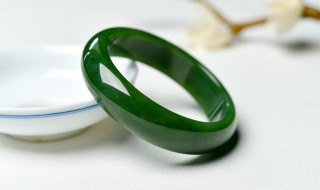 油青种翡翠手镯的价格 油青种翡翠玉镯