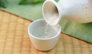 喝二两白酒多久后才能开车(喝二两白酒多久后可以开车)