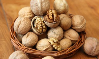 晚上吃核桃好处和坏处 晚上吃核桃对身体好吗