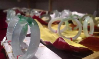 翡翠手镯越带颜色发暗 颜色暗的翡翠玉镯好不好