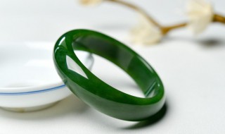 如何选择翡翠手镯 如何选择翡翠手镯的尺寸