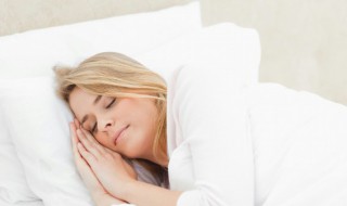 梦见在海边或山上约会（梦见独自去海边）