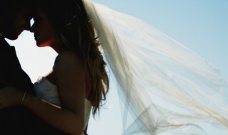 梦见拍婚纱照穿黑色婚纱（梦到自己结婚穿的黑色婚纱）