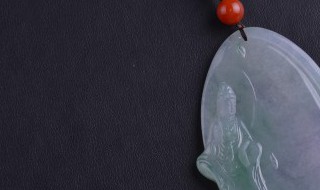 翡翠荷花雕件的寓意是什么（翡翠雕荷叶寓意是什么）