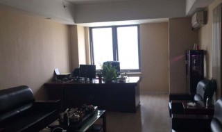 办公桌背后靠窗怎么化解（办公台背后靠窗怎么办）