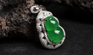 翡翠吊坠a货什么意思（翡翠A货吊坠是什么意思）