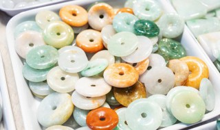 翡翠手镯跟a货有什么区别 翡翠手镯和翡翠a货手镯一样吗