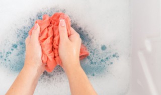 如何洗掉衣服上的黑色中性笔 如何洗掉衣服上的黑色中性笔墨水