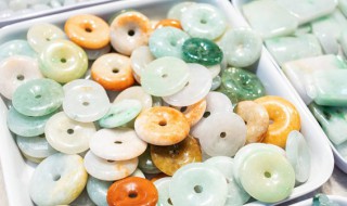 翡翠a货佛是什么价格（翡翠a货玉佛的价格）