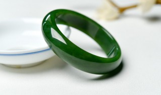 荧光翡翠是什么意思(翡翠荧光色是什么样子的?)