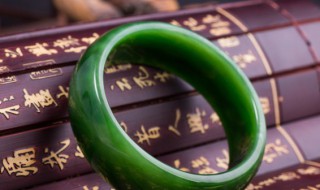 翡翠里的气泡是什么意思（翡翠里有气泡是怎么回事）