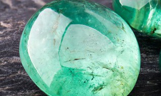 翡翠怎样分辨真假（鉴别翡翠真伪的方法）