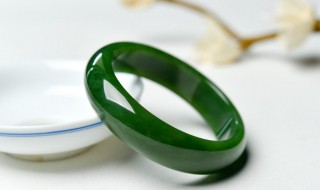 翡翠里黑色杂质是什么意思 翡翠有黑色杂质值钱吗