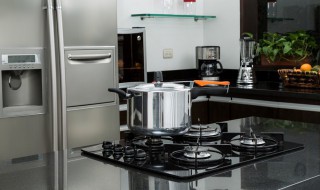 厨房人造石台面上的污渍怎么办(厨房的人造石台面沾上油污怎么清洗)