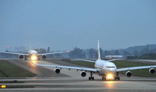 飞机滑行转弯是靠什么（飞机是怎么滑行的）