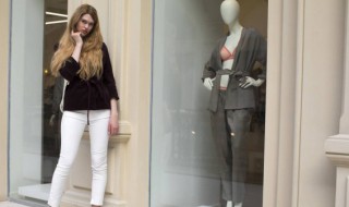 白裤子染上红色怎么洗 白裤子染上红色怎么洗掉