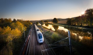 高铁高压线多少范围（高铁线电压是多少）