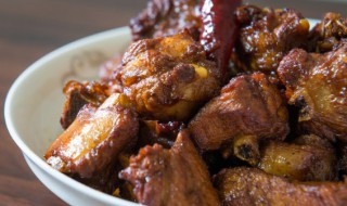 排骨热水下锅如何补救（排骨不小心热水下锅）