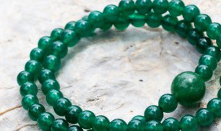 紫色翡翠原石（紫色翡翠原石打灯表现）