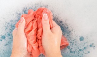 牛仔裤油渍清洗小妙招（牛仔裤上的油渍怎么去除小窍门）