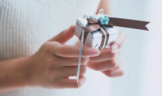 男的过生日送什么东西合适（男的过生日送什么东西合适普通朋友）