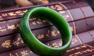 翡翠手镯怎么看品质（翡翠手镯怎么看品质的好坏）