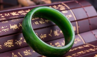 冰种翡翠镯子（冰种翡翠镯子有黄点）