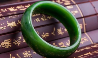 翡翠手镯怎么鉴别好坏(如何分辨翡翠手镯的好坏)