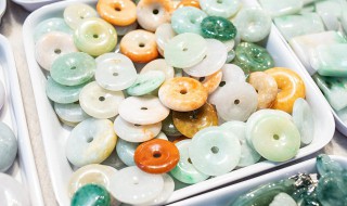 翡翠和田玉哪个更贵 翡翠跟和田玉哪个最贵