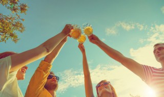 桃和啤酒能一起吃吗（猕猴桃和啤酒能一起吃吗）