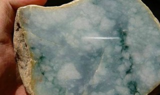 翡翠飘花原石（翡翠原石怎么看飘花）