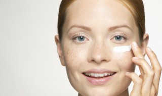 涂眼霜的正确方法图（如何涂抹眼霜图解）