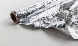 为什么锡纸可以放烤箱不能放微波炉（为什么锡纸可以放烤箱不可以放微波炉）