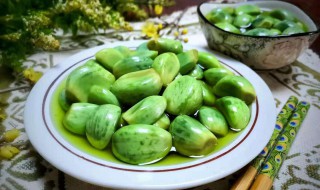 腊八蒜是越暖和越绿吗 腊八蒜变绿跟什么有关