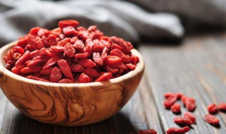 枸杞放了2年变黑了能吃吗（枸杞放一年变黑了能吃吗）