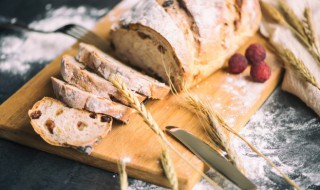 面包放冰箱里过了保质期还能吃吗(面包过了保质期的东西还能吃吗)