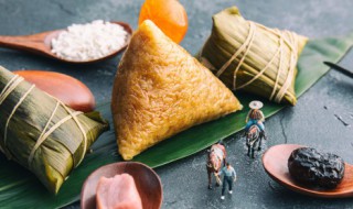 煮熟的粽子为什么粘在粽叶上（粽子熟了会粘着粽叶）