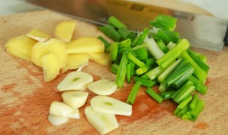 姜切开是绿色的能吃么 生姜切开里面绿色