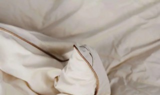 早上起来被子上面湿的是什么原因(早上起来被子上面湿的是什么原因用什么地板)