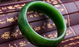 翡翠手镯怎么选颜色（怎样选翡翠手镯的颜色）